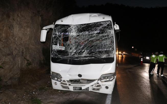 Midibüs ile 2 otobüs çarpıştı