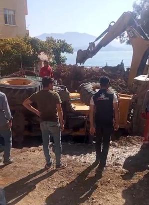 İş makinesi çalışma sırasında çukura düştü