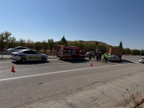 Otomobil, hafriyat kamyonuna arkadan çarptı: 2’si ağır, 3 yaralı