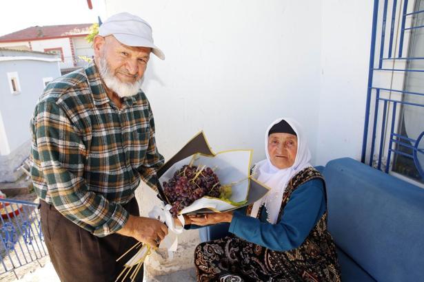 58 yıllık eşine her doğum gününde çiçek yerine üzüm hediye ediyor