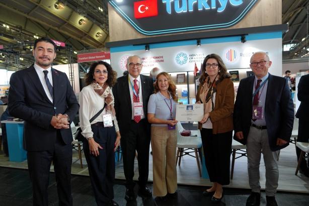 Frankfurt Kitap Fuarı’nda Nurhan Şahinkaya’ya teşekkür belgesi