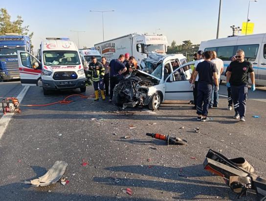 Mersin'de hafif ticari araç TIR'a arkadan çarptı; 2 ölü, 1 yaralı