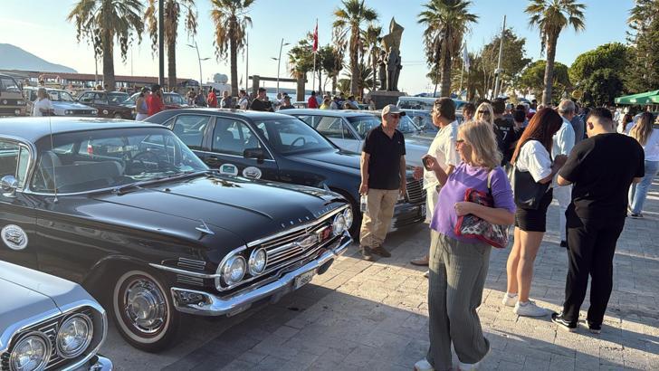Klasik otomobiller Bodrum sokaklarını renklendirdi