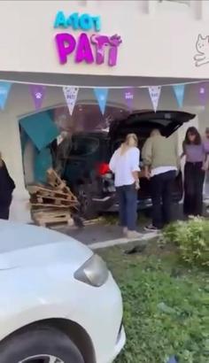 Kadıköy’de otomobil park halindeki araca çarpıp markete girdi: 2 yaralı