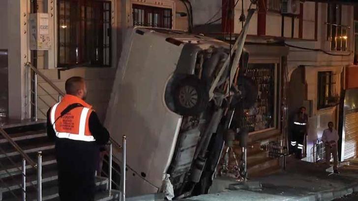 Şişli'de minibüs bina boşluğuna düştü: 1 yaralı