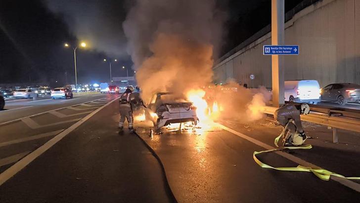 Sarıyer TEM Otoyolu’nda otomobil duran taksiye çarptı: 2 araç yandı, 5 kişi yaralandı