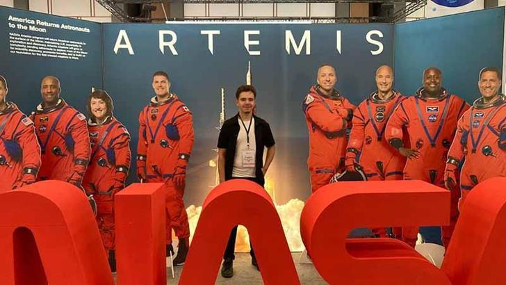 Yüksek lisans öğrencisi Kaan, 'astronomi eğitimi' üzerine araştırmasını, 'Uzay Kongresi'nde sundu