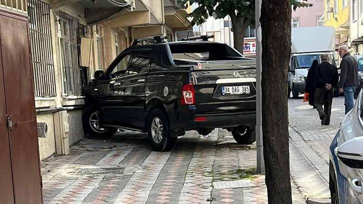 Sultangazi'de kadın sürücünün aracını park ederken çarptığı dini nikahlı eşi öldü