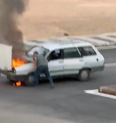 Otomobildeki yangını esnaf söndürdü