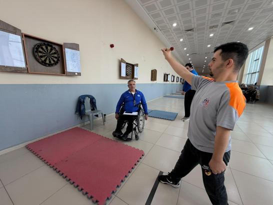 Eski engelli milli atlet, gündüz sporcu yetiştirip, akşam pamuk şeker satıyor