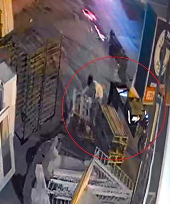 İş yerinin önündeki paletleri çalıp motosiklete yüklediler; o anlar kamerada