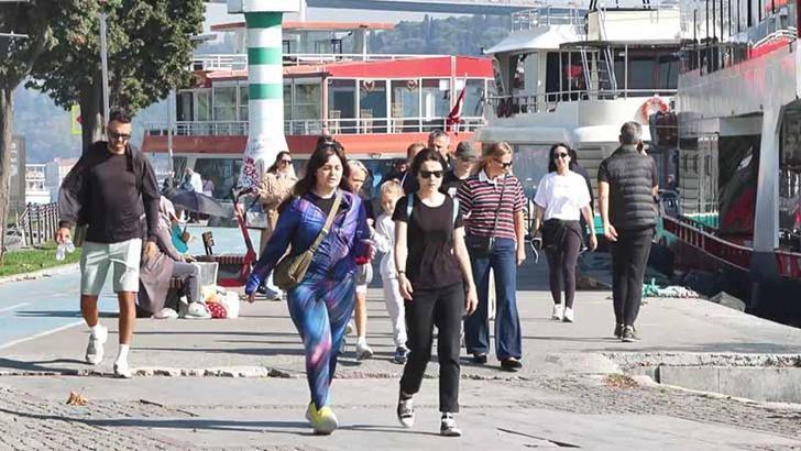 İstanbullular güneşli havanın keyfini çıkardı; kimi yüzdü kimi yürüyüş yaptı