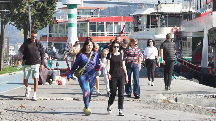 İstanbullular güneşli havanın keyfini çıkardı; kimi yüzdü kimi yürüyüş yaptı
