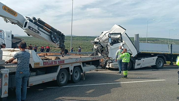 Manisa'da tur otobüsü ve TIR'ın çarpıştığı kazada 11 ölü, 27 yaralı (3)