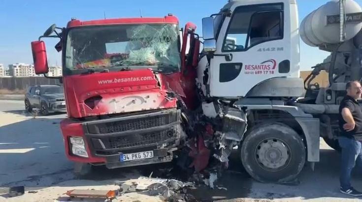 Avcılar’da iki beton mikseri çarpıştı; yaralı şoför hastaneye kaldırıldı