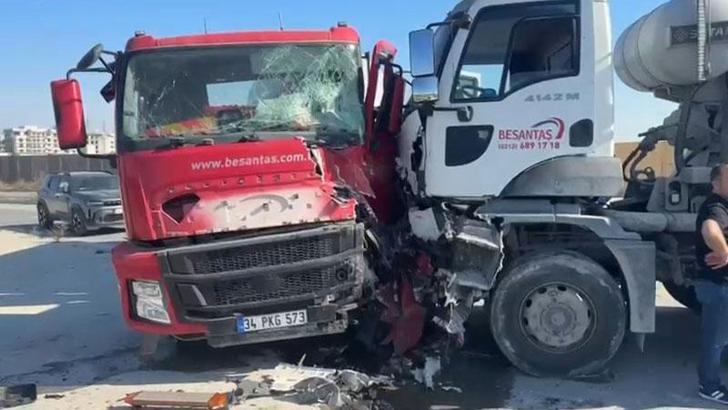 Avcılar’da iki beton mikseri çarpıştı; yaralı şoför hastaneye kaldırıldı