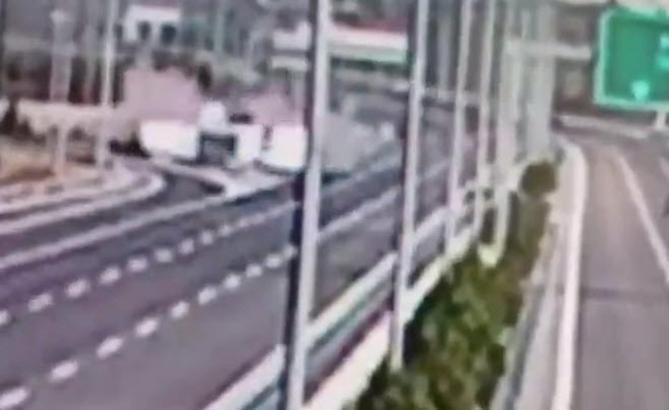 Manisa'da tur otobüsü ve TIR'ın çarpıştığı kazada 11 ölü, 26 yaralı (3)