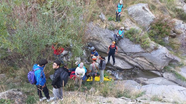 Kayalıklardan düştüğü dere yatağından 3 saatte kurtarıldı