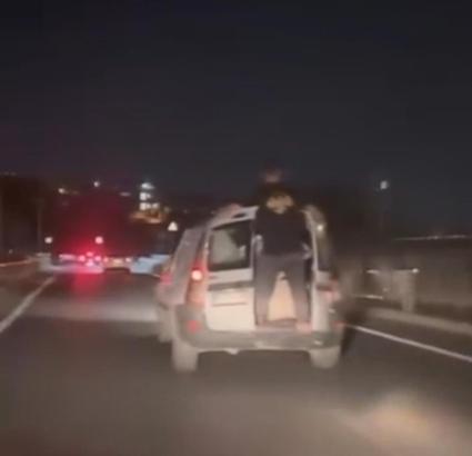 Başakşehir'de seyir halindeyken otomobil kapısından sarkan yolcu kamerada; 13 bin lira ceza yazıldı