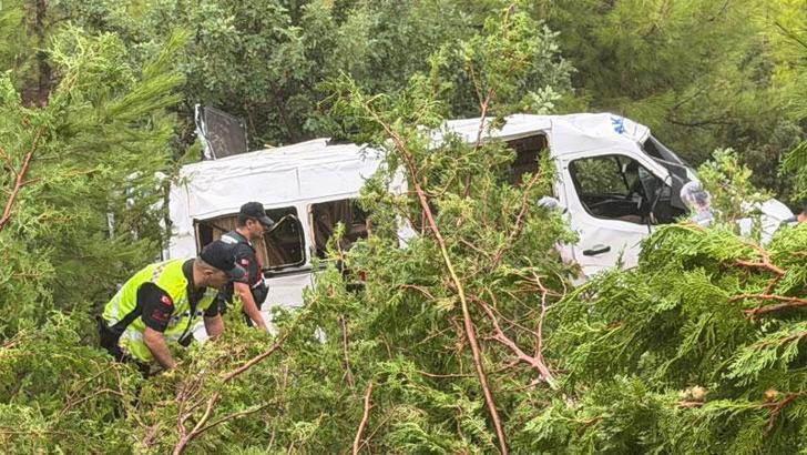 Mersin'de minibüs bahçeye yuvarlandı: 1'i ağır, 17 yaralı