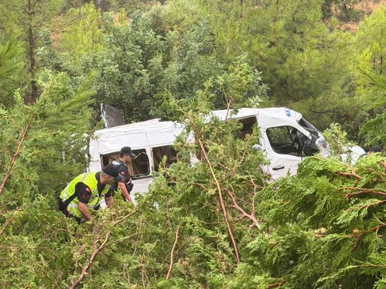 Mersin'de minibüs bahçeye yuvarlandı: 1'i ağır, 17 yaralı