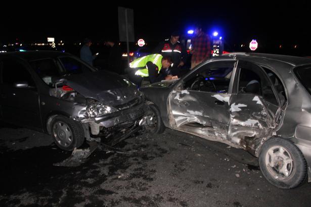 Otomobiller çarpıştı: 2'si çocuk, 7 yaralı