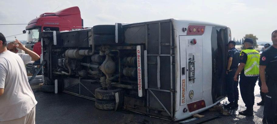 Midibüs, kaygan yolda devrildi; yaralılar var