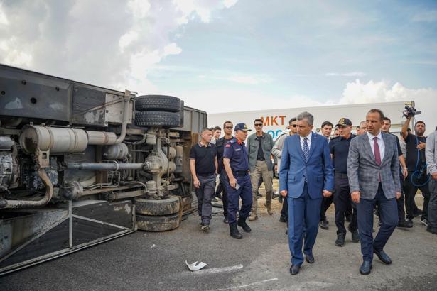 Midibüs, kaygan yolda devrildi; 17 yaralı (3)