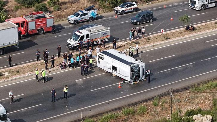 Midibüs, kaygan yolda devrildi; 17 yaralı