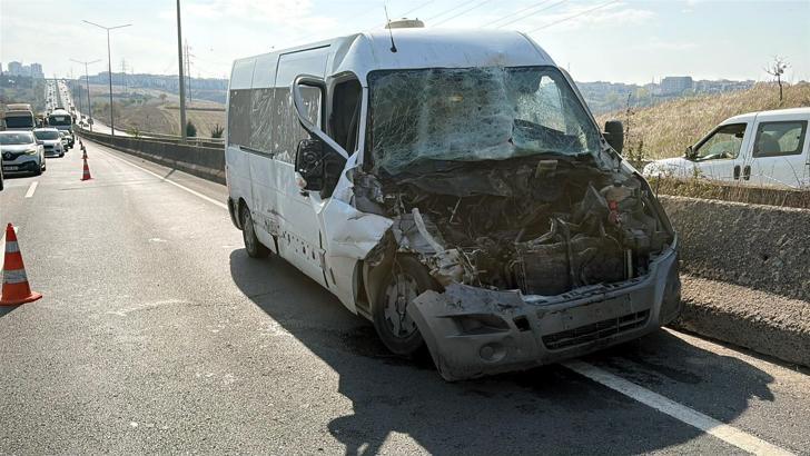 Kamyonla çarpışan minibüsün sürücüsü yaralı
