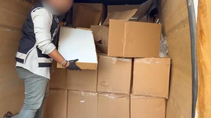 Mobil depo olarak kullanılan minibüste 1,1 milyon kaçak makaron ele geçirildi