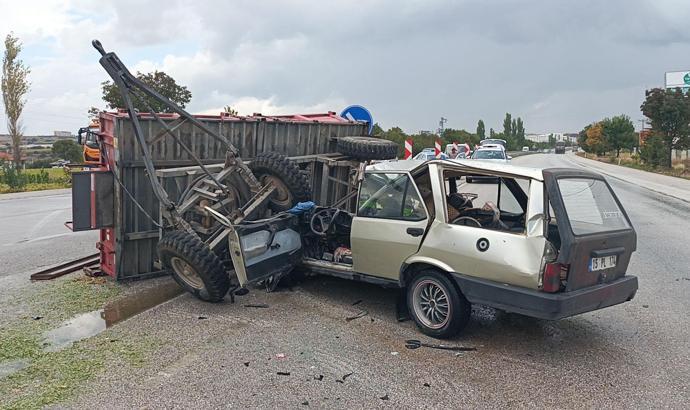 Römorka çarpan otomobilin sürücüsü yaralandı