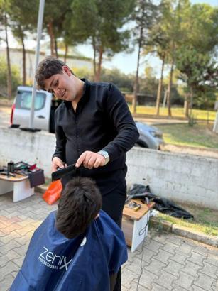 Kimsesiz çocukların saçlarını kestiler