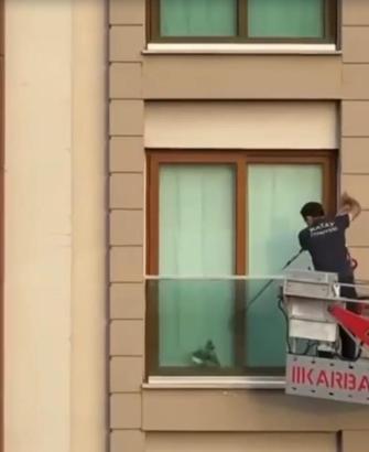 Balkonda mahsur kalan güvercini itfaiye kurtardı