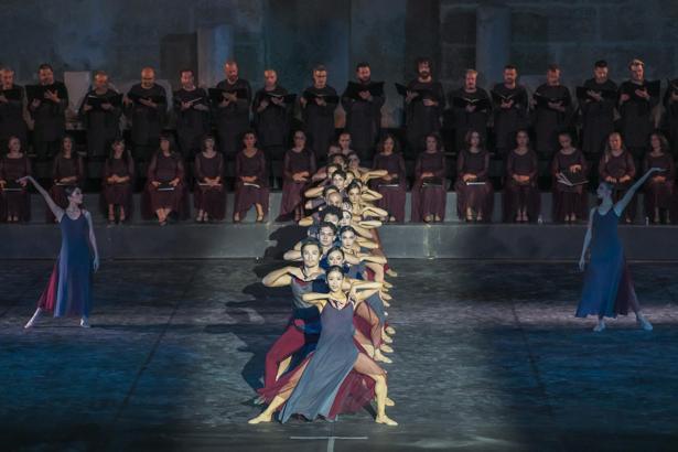 Carmina Burana dev kadrosuyla Antalya DOB'da