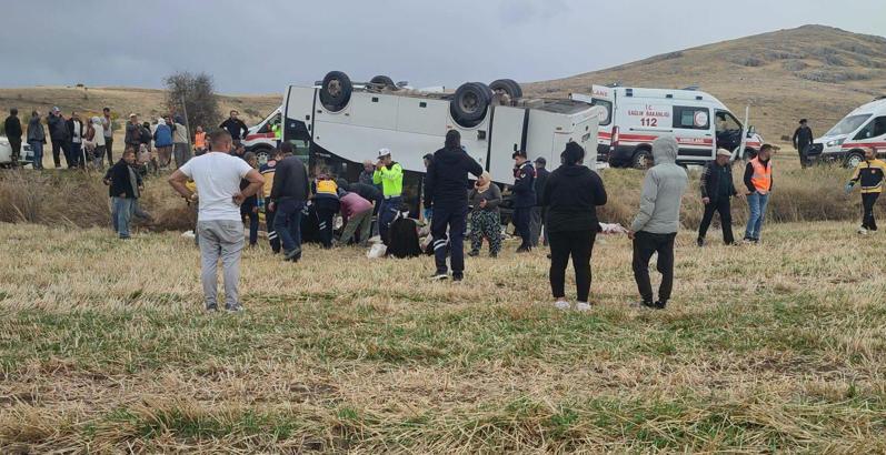 Afyonkarahisar'da midibüs, şarampole devrildi: 25 yaralı