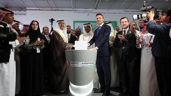 Bakan Bayraktar, Suudi Arabistan Enerji Bakanı Al Saud ile fuar açılışı yaptı