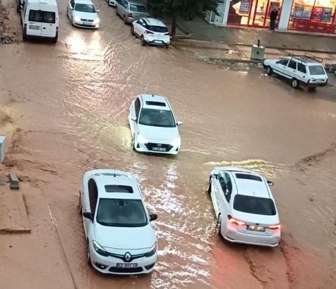 Adıyaman’da sağanak; araçlar suya gömüldü, caddeleri su bastı