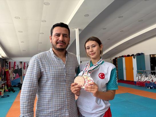 Babasının çocukluk hayalini gerçekleştirmek için başladığı kick boksta dünya 3’üncüsü oldu