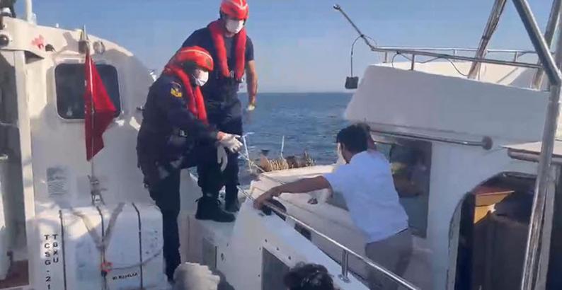 Didim açıklarında 3'ü çocuk 17 kaçak göçmen kurtarıldı; 1 gözaltı
