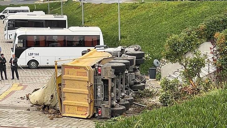 Eyüpsultan’da 2 araca çarpan hafriyat kamyonu İSKİ’nin bahçesine düştü: 2 yaralı