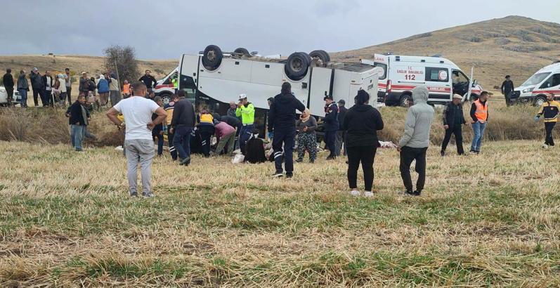 Afyonkarahisar'da 1 kişinin öldüğü, 27 kişinin yaralandığı kazada midibüs şoförüne gözaltı