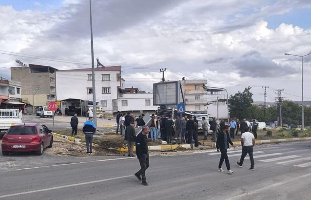 Diyarbakır’da kamyonet ile otomobil çarpıştı: 2 yaralı