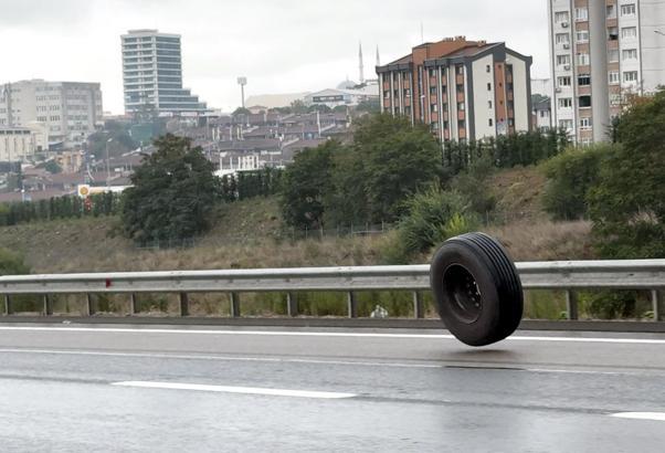 Başakşehir'de otoyolda kopan TIR lastiği tehlike yarattı