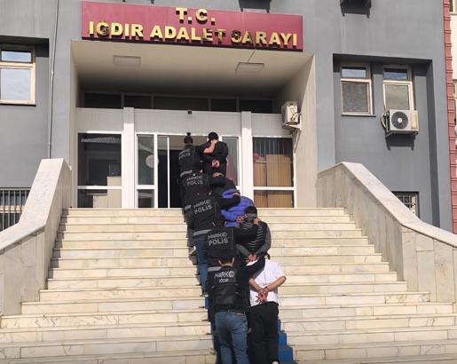 Uyuşturucu operasyonunda suçüstü yakalanan 5 şüpheli tutuklandı