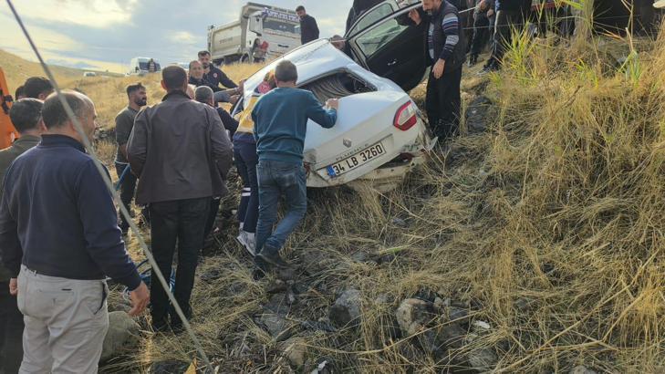 Elazığ’da şarampole yuvarlanan otomobildeki 3 kişi yaralandı