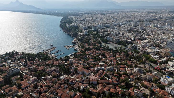 Modern yaşam ile tarihin iç içe geçtiği Kaleiçi havadan görüntülendi