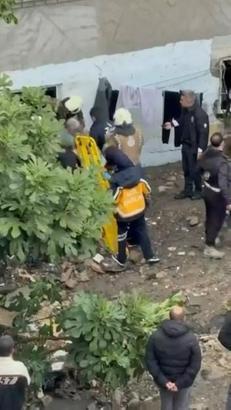 Küçükçekmece’de su basan bodrum katta mahsur kalan kişiyi itfaiye kurtardı