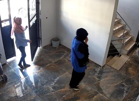 Yüzlerini eşarpla gizleyip girdikleri apartman dairesinden para ve altın çaldılar