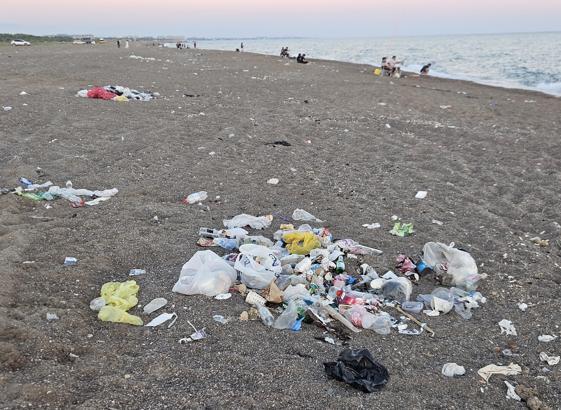 Kumköy sahili, yine çöplüğe döndü